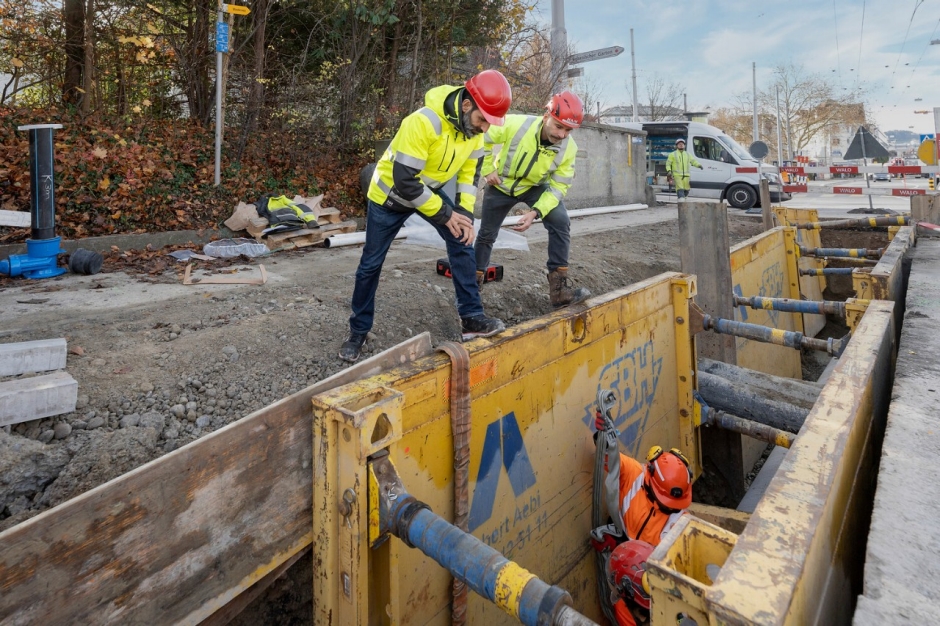 Michele Carizzolo (links) ist verantwortlich f&uuml;r die Projektierung, w&auml;hrend Nico Hunger die Rohrnetzmonteure der sgsw vor Ort leitet.
